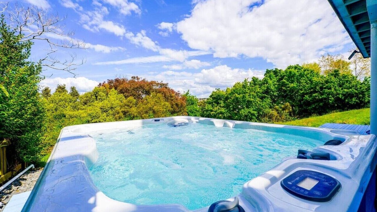 Bucklands Beach House | Enjoy Your Private SPA with Stunning Tranquil View