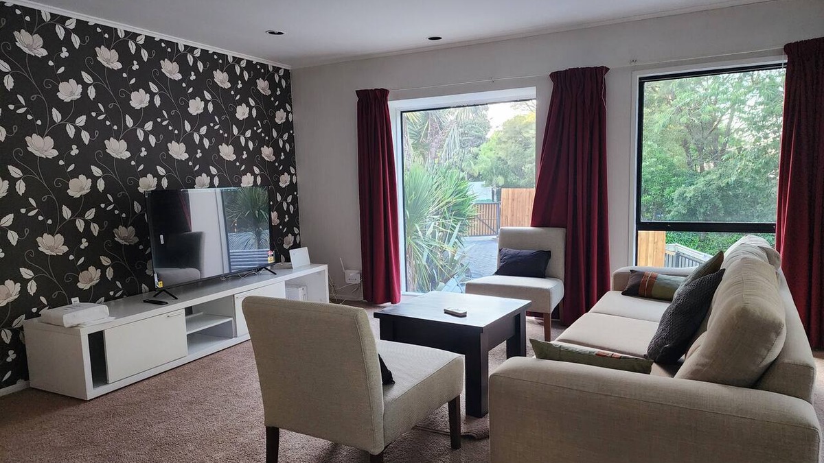 Birkenhead House | Entire Upper-Floor: Spacious 140m2