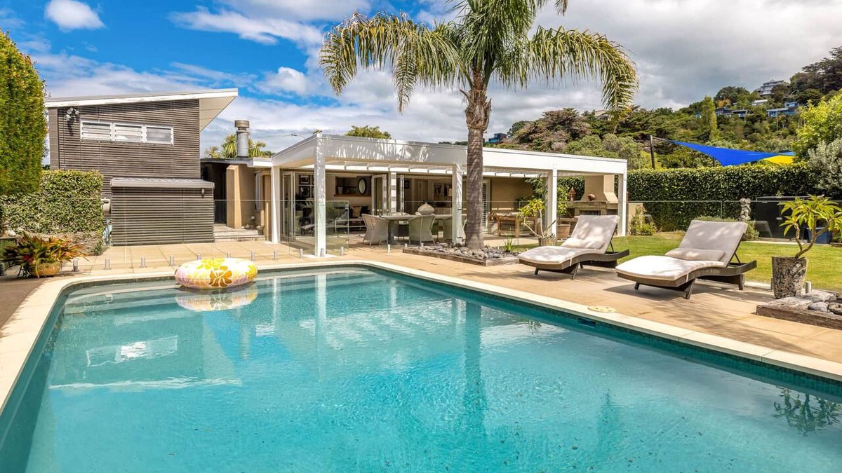 Surfdale House | ESPLANADE POOL HOUSE | Coast and Country