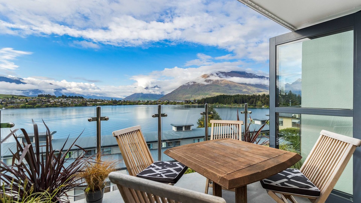 Queenstown Apartment | Exciting Queenstown - luxury, spacious apartment close to Queenstown