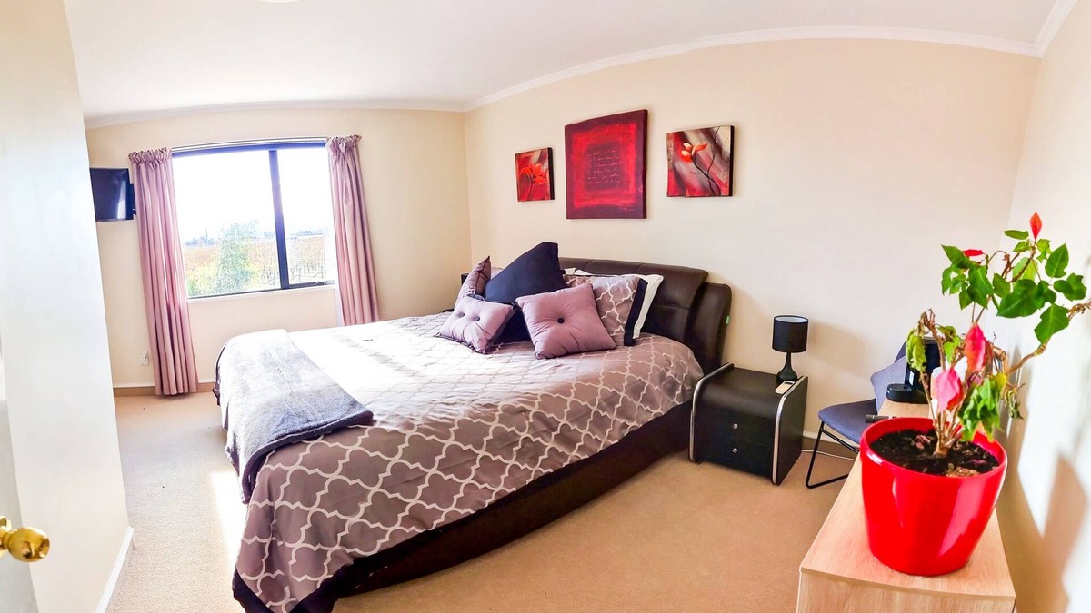 Blenheim House | Fairhall Lodge- Pinot noir room