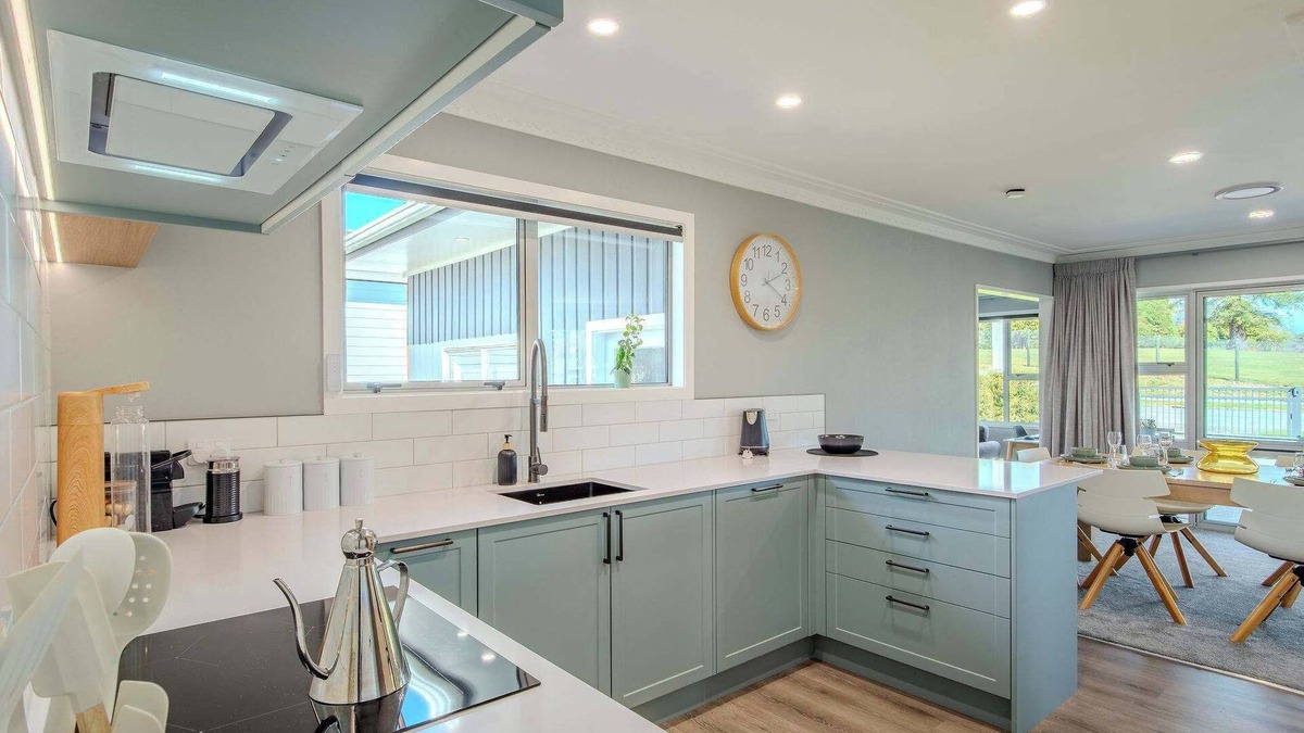Rotorua House | Fairway Views - Golf, Spa Pool, Sleeps 10