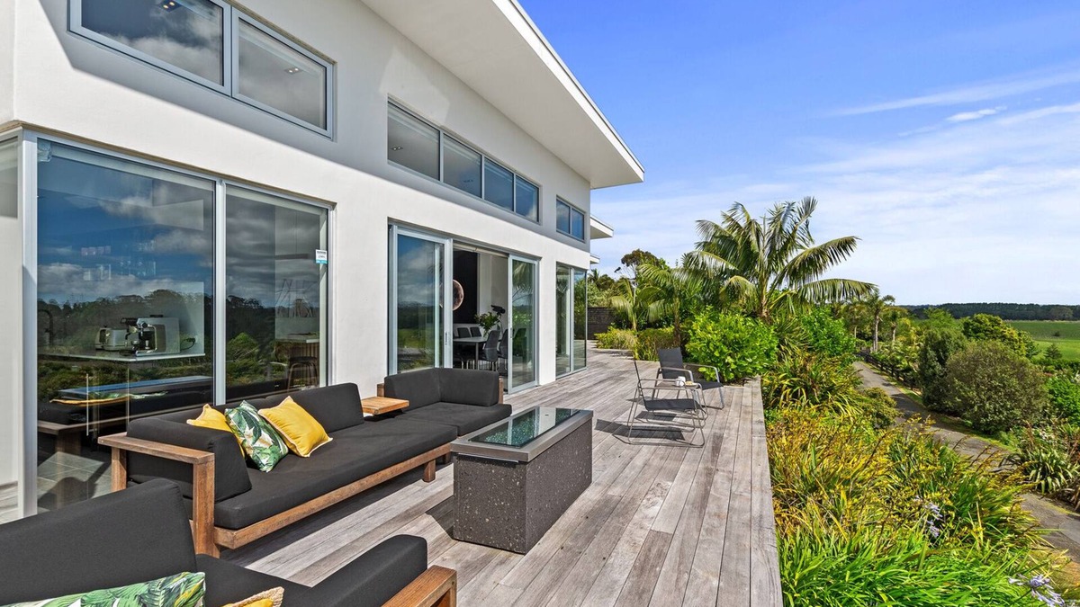 Kerikeri House | Fairway Views - Kerikeri Holiday Home