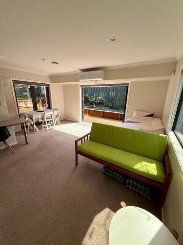 Mellons Bay House | Family Friendly 1BR in Howick, Near Beach and Cafes