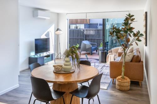 Christchurch Apartment | Family Friendly Home near Fitzgerald Ave & Garage