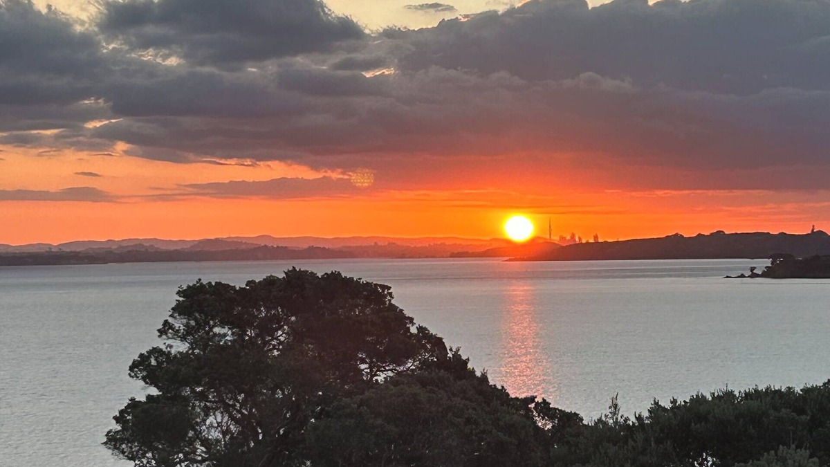 Surfdale House | Family friendly Waiheke bach with beach access and views