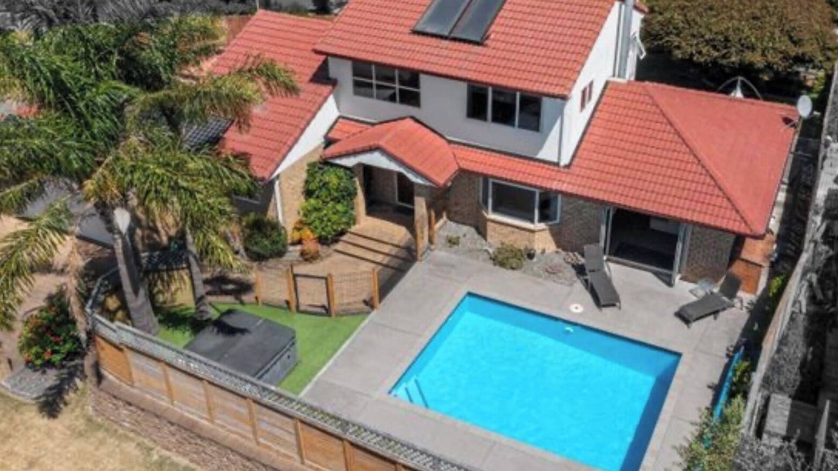 Papamoa Beach House | Family Friendly Retreat: Heated Pool, Spa, 5min walk to beach