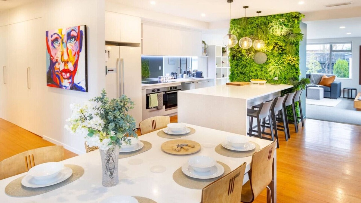 Christchurch House | Family-Friendly | Spa, Games Room & Secure Parking