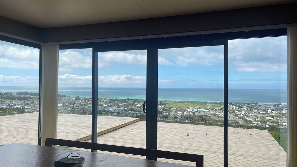 Oamaru House | Family-Fun Villa, Moonrise & Sunrise! Kids' Slide Bed! Ocean & Town Views 5-Beds