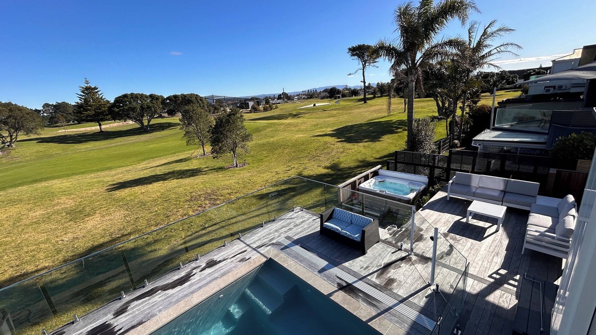Mount Maunganui House | Family Paradise - 2 dwellings, Golf course views and beach across the road.