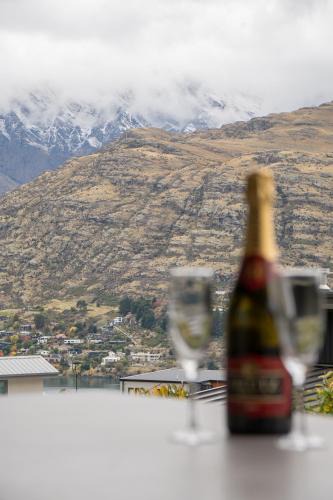 Queenstown House | Family Size Holiday Home With Remarkable Views & Sauna, Close to Town