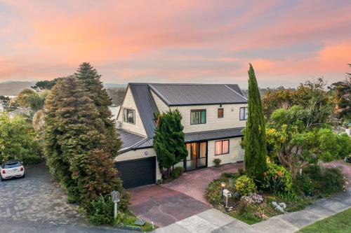 Lynfield House | Family Sunset Retreat with Sea Views