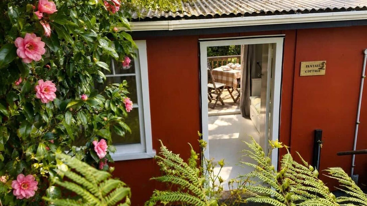 Raglan House | Fantail Cottage | Private Bush Retreat