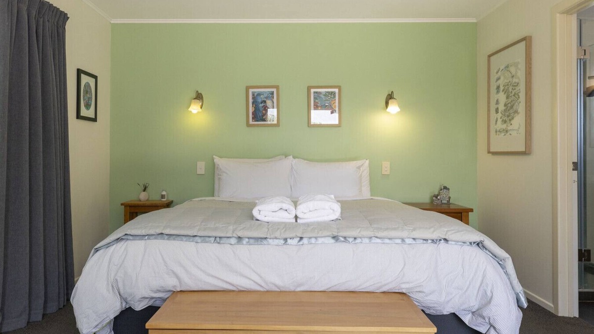 Waipahihi House | Fantail Retreat | Family-Friendly 4BR Stay Near Lake & Gardens