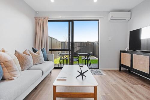 Auckland House | Fantastic Favona Style and Luxury 3 BR and 2 Bath