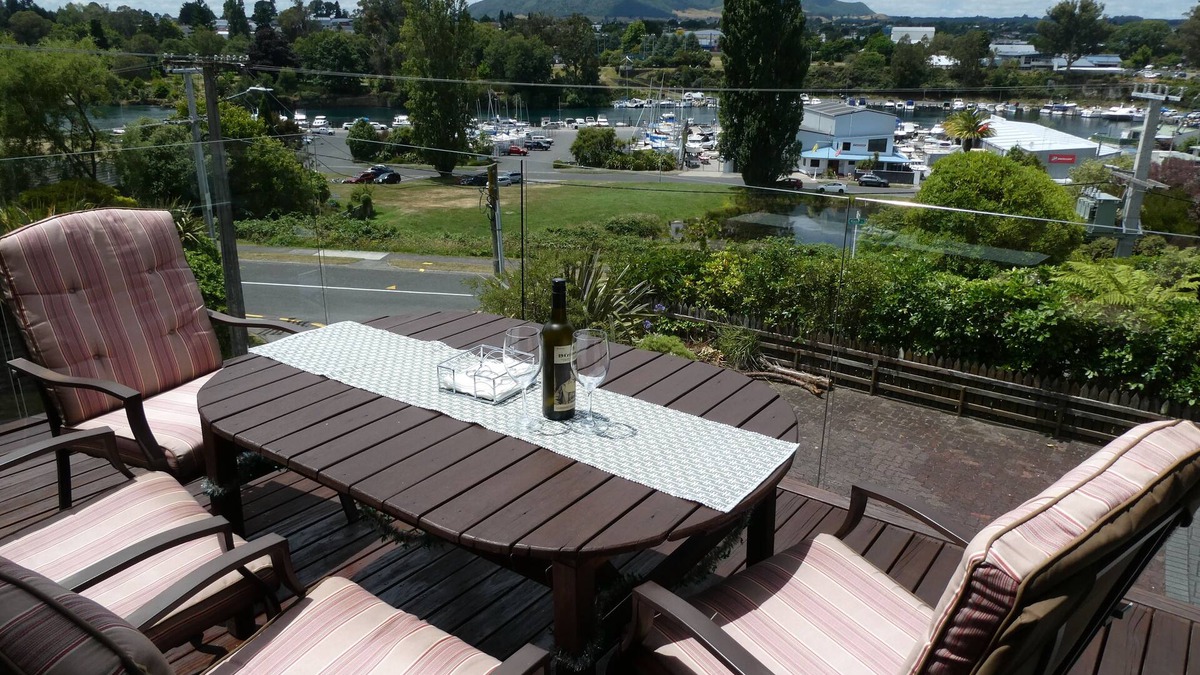 Nukuhau House | Fantastic panoramic views from River, Marina to Lake. Private & Close to Town.
