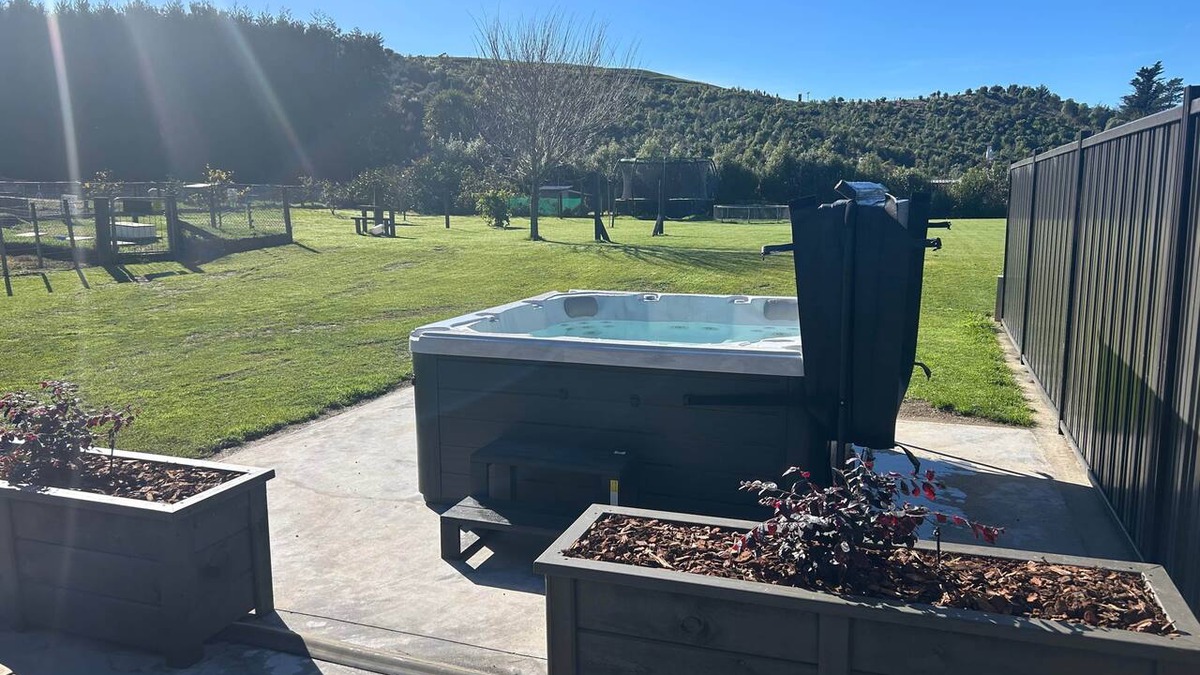 Papamoa Apartment | Farmstay Escape: Animals, Spa, Hills & Beach, Cosy Farmstay, near beach with pet farm animals