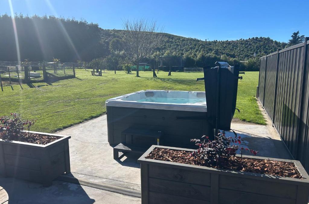 Papamoa Apartment | Farmstay Escape with pet farm animals and a spa