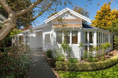 Merivale House | Fendalton Villa - Christchurch Holiday Home