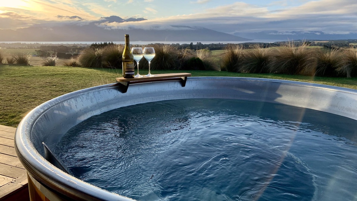 Te Anau House | Fiordland Eco-Retreat ~ Takahē Suite ☆ 5-Star Luxury ☆ Panoramic Views ☆ Hot Tub