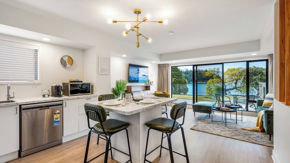 Queenstown Apartment | Flat Walk to Town/Private Lawn for Kids/Free Car Parking/Mountain & Lake Views