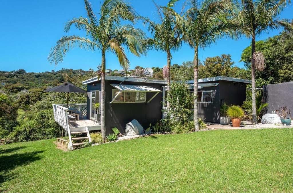Onetangi House | Four Palms Cottage - Onetangi Holiday Home