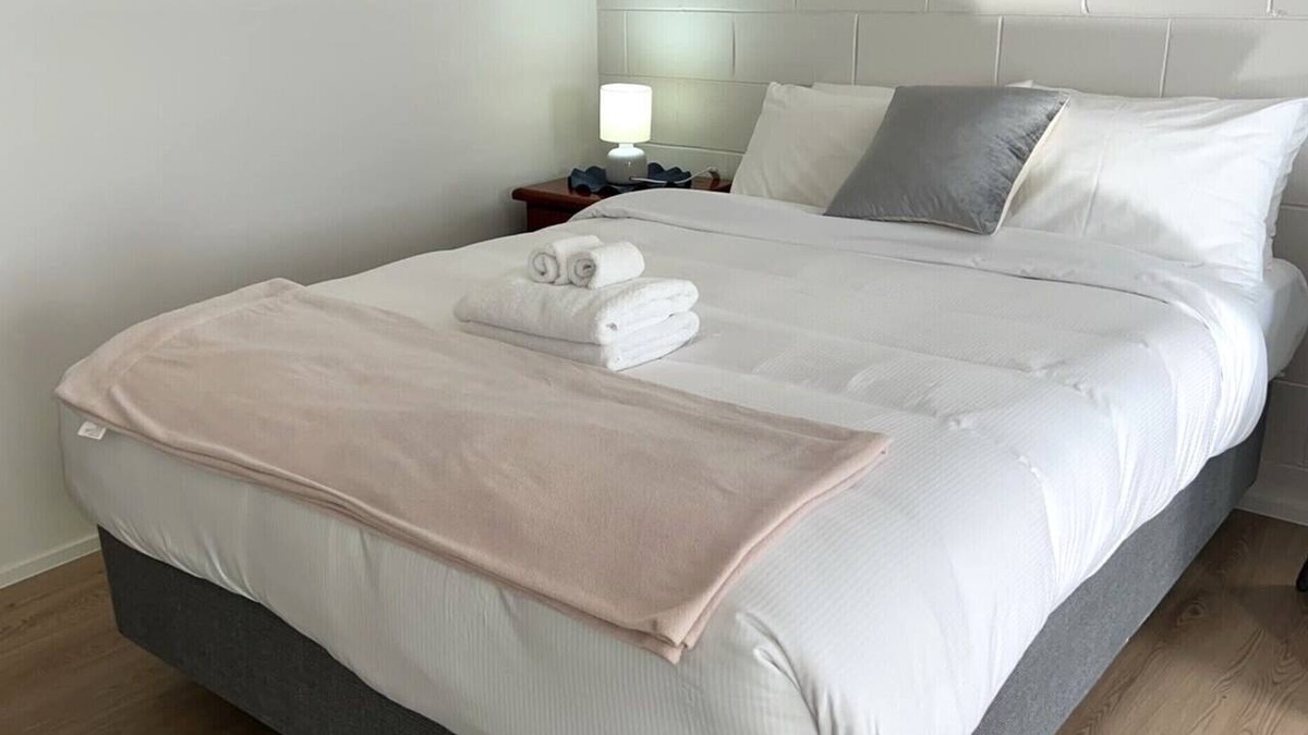 Epsom Apartment | Freshly Renovated Studio with Parking, Epsom
