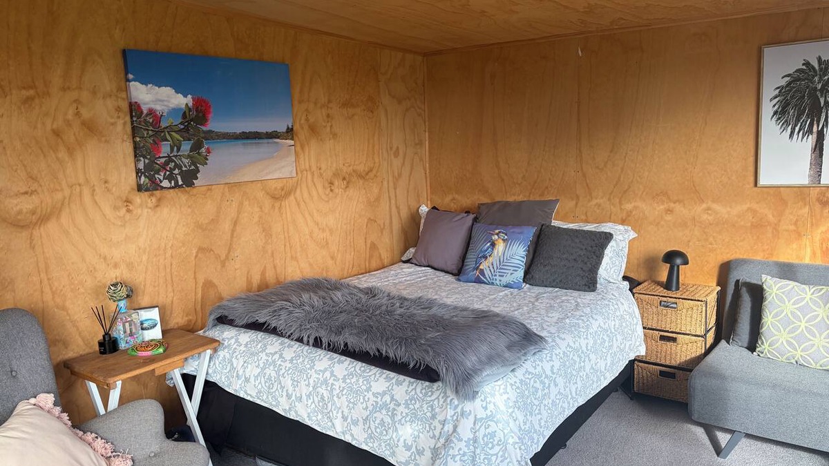 Waiotahi Cabin | Fully Fenced Family Bach - 3 Pods - Dog Friendly - Waiotahe