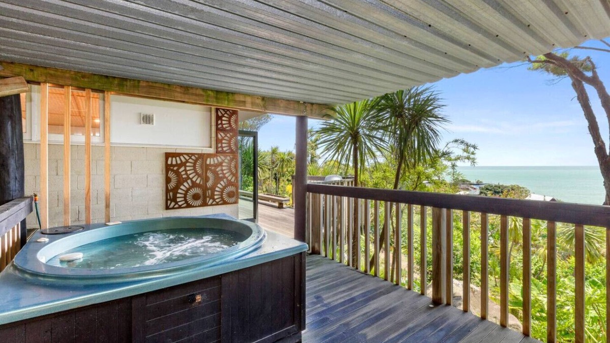 Raglan Apartment | G SPOT lower level WITH SPA