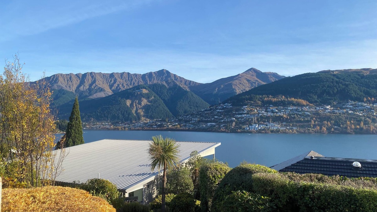 Kelvin Heights Apartment | Garden apartment, lake + mountain views, sunny, near ferry to town, sleeps four