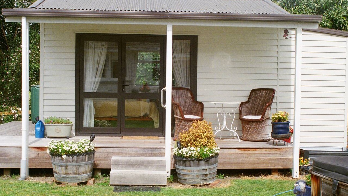 Havelock North Bed & Breakfast | Garden setting 1-bedroom bed & breakfast studio in charming Havelock North