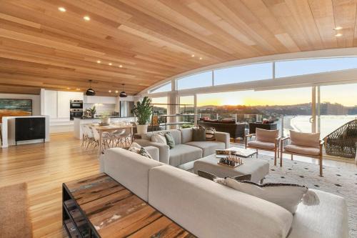 Onetangi House | GARRATT VIEW - Coast & Country