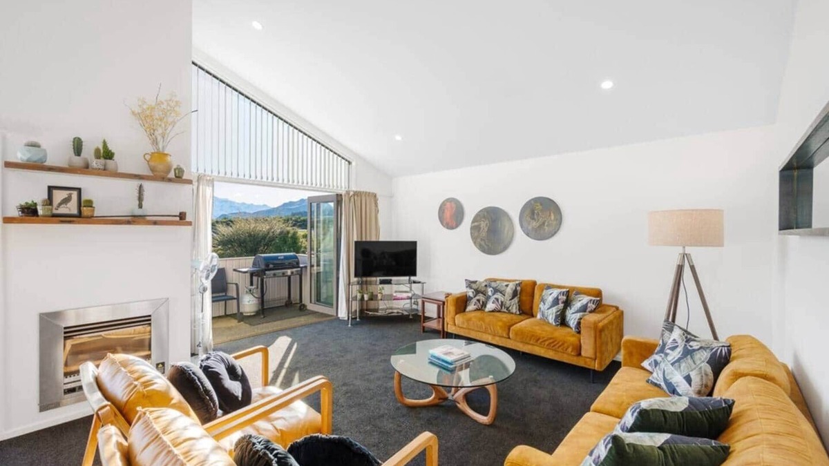 Wanaka House | Generous Townhouse: Views & Pool
