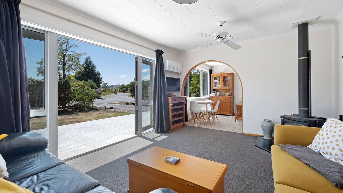 Lowburn Cottage | Getaway on the Green - Cromwell Holiday Home