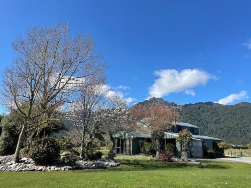 Franz Josef Glacier House | Glacier Barn House