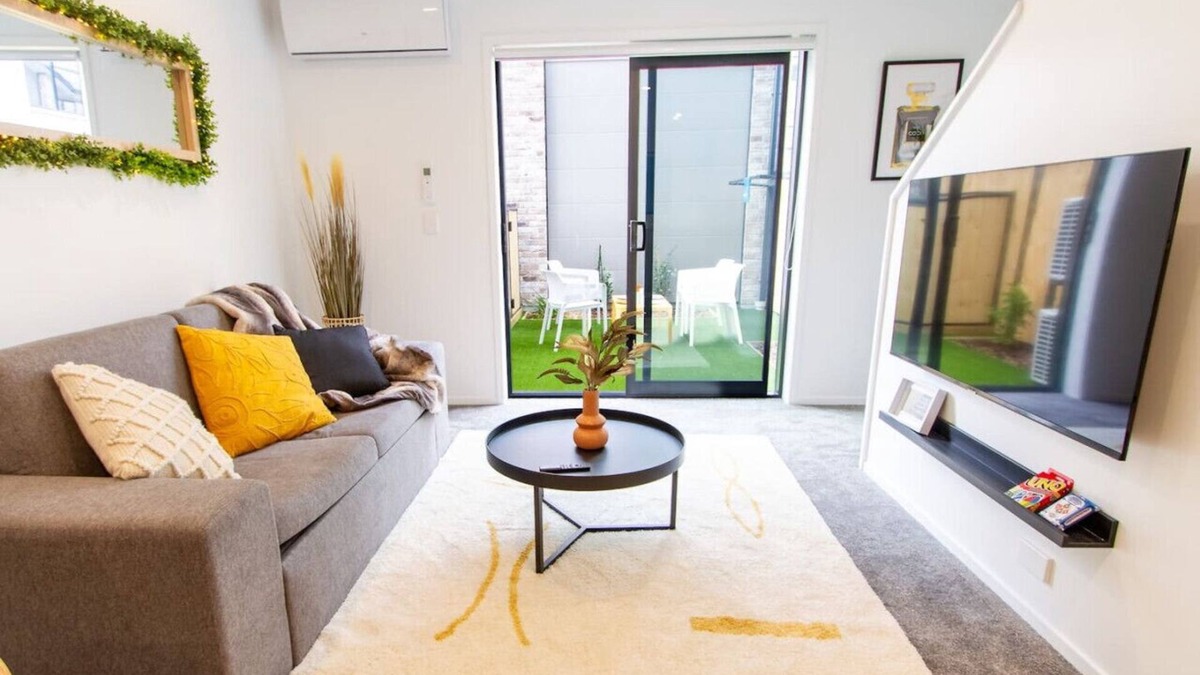 Christchurch City Centre House | Glamorous 2 Bed CBD Townhouse with King Bed