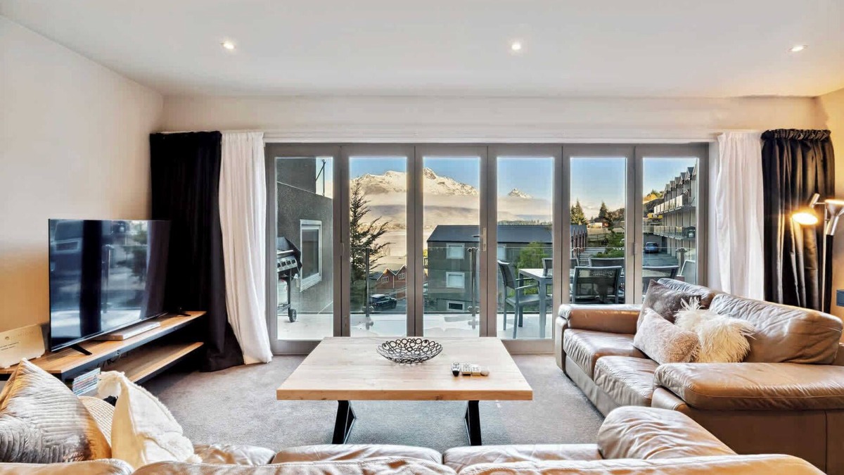 Queenstown House | Gorgeous 3 Bedroom Central Lake Views