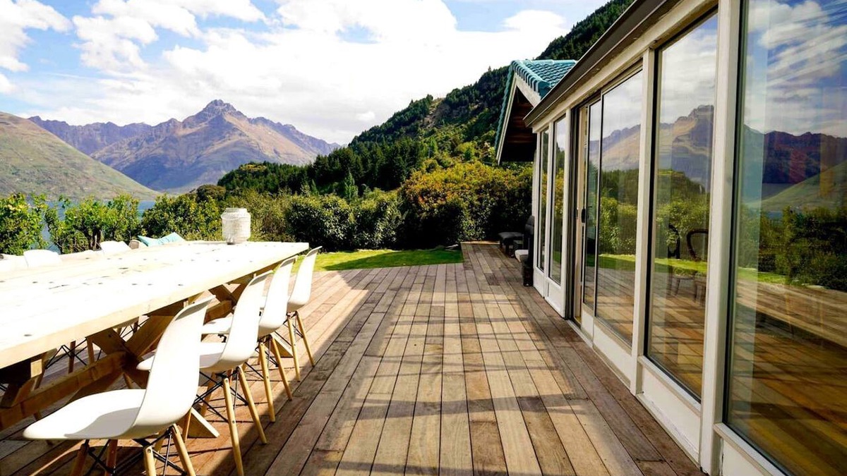 Sunshine Bay Cottage | Gorgeous Queenstown Retreat Above Lake Wakatipu