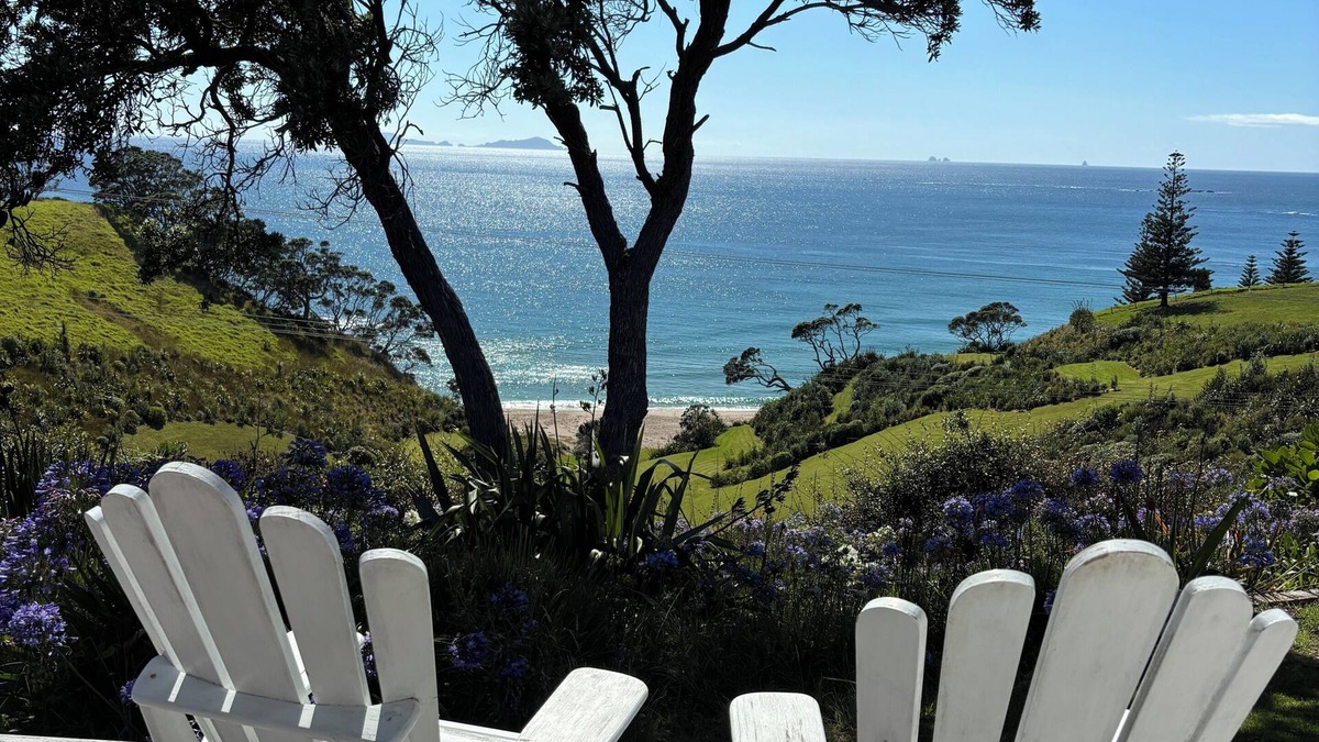 Whananaki House | Gorgeous Whananaki bach with stunning sea views - walk to the beach & estuary.