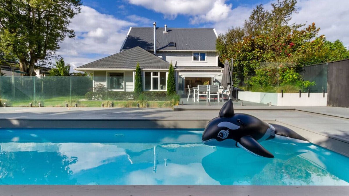Fendalton House | Grand 5BR Villa in Fendalton - Walk to Hagley Park