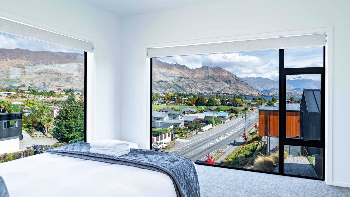 Wanaka House | Grand Alpine Vista Escape