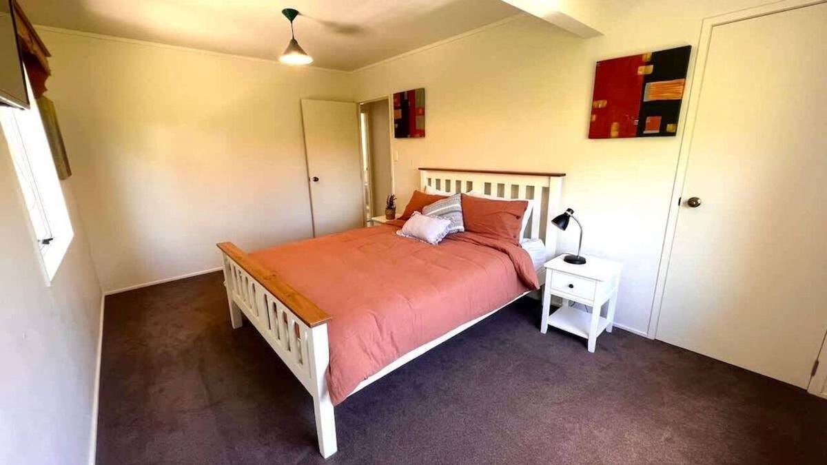 Hahei Cottage | Grange Cottage - A lovely cozy stay at the stunning Hahei Beach!