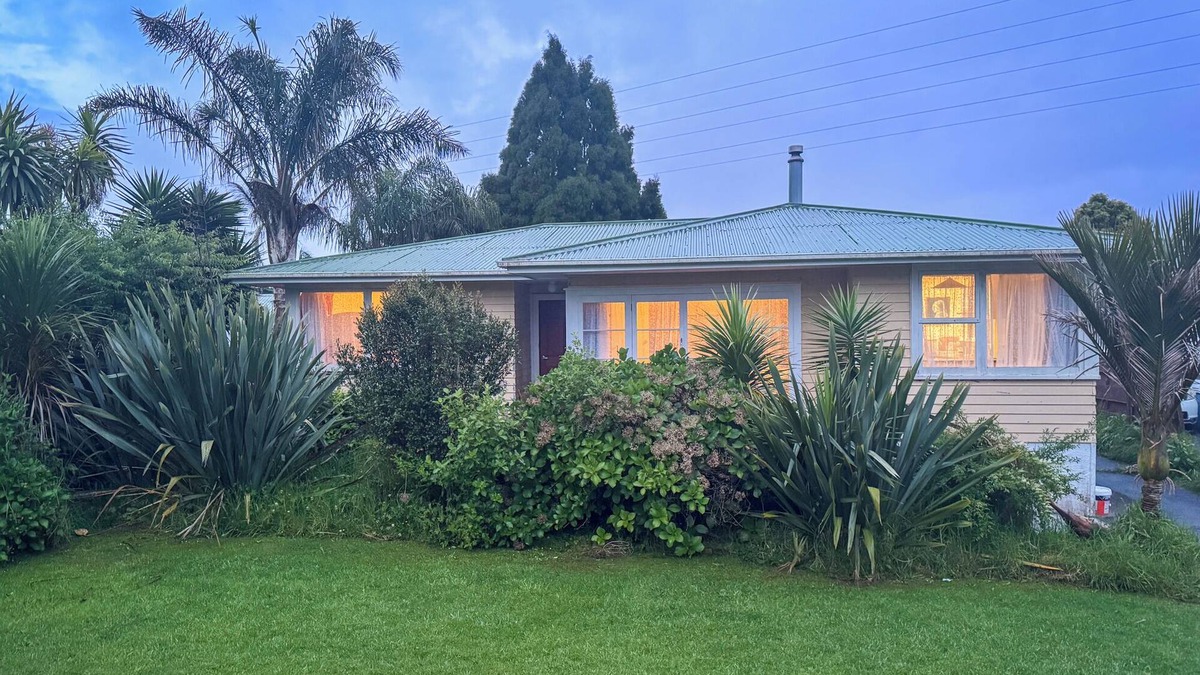 Te Atatu South House | Great location! 5 min walk to supermarket and bus stops. 15 min drive to town!