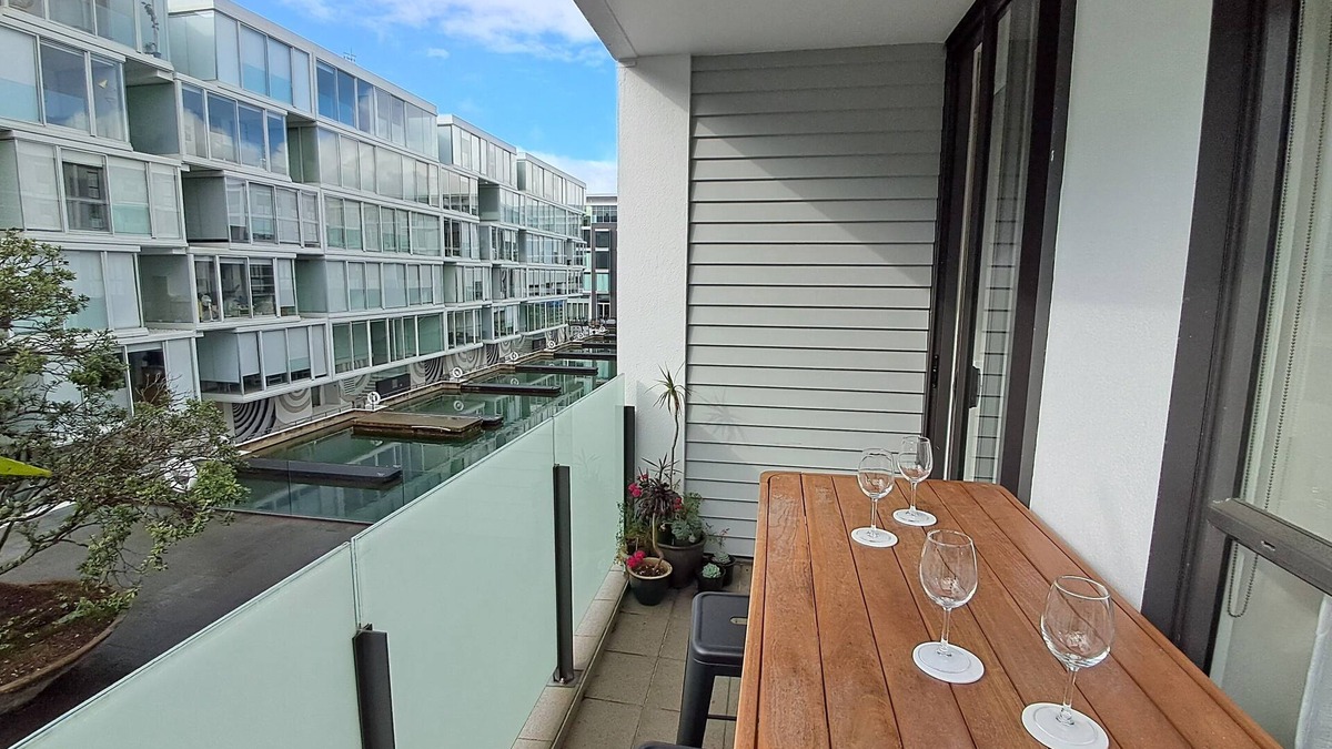 Auckland Central Business District Apartment | Great pool, central location + free carpark, e-scooter & free bikes available