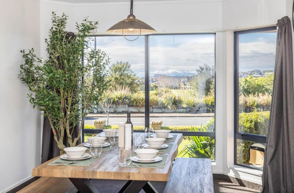 Hamilton Villa | Great Short-Mid Term Stay! River Views& Games Room