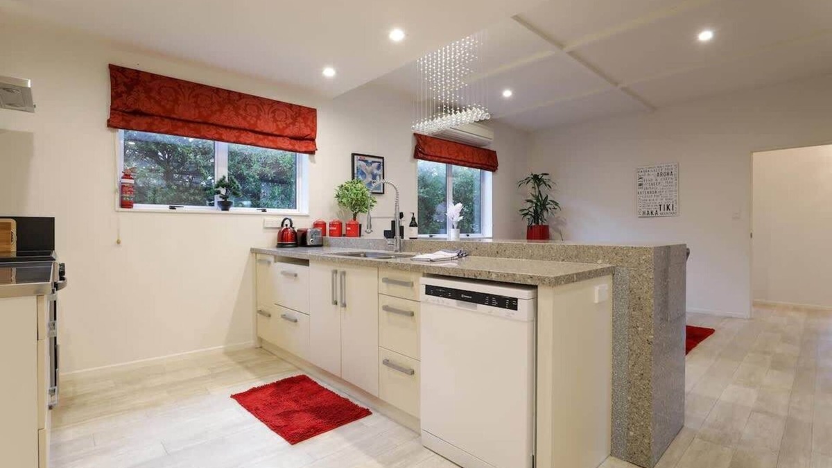 Rotorua House | Groovy on Grey - Spa Pool, Central, Sleeps 8