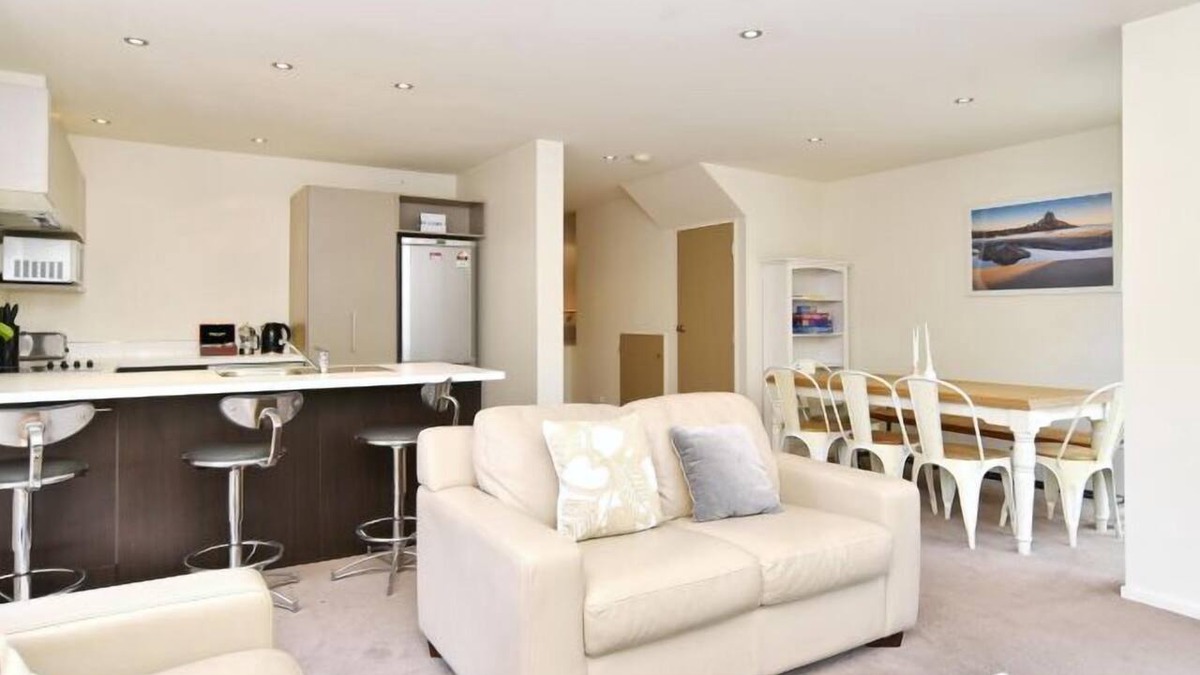 Addington Apartment | Hagley Apartment-Upmarket Apart. w/Private Courtyard -Right Next to Hagley Park