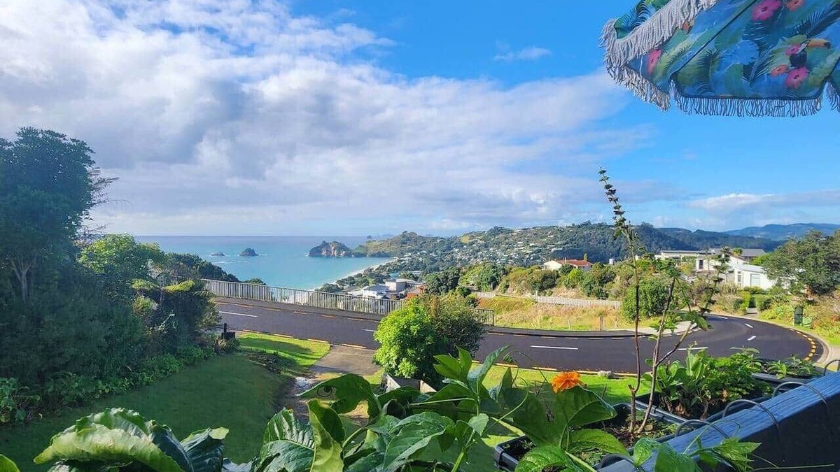 Hahei House | Hahei Horizon - stunning views, only steps away from the Cathedral Cove track