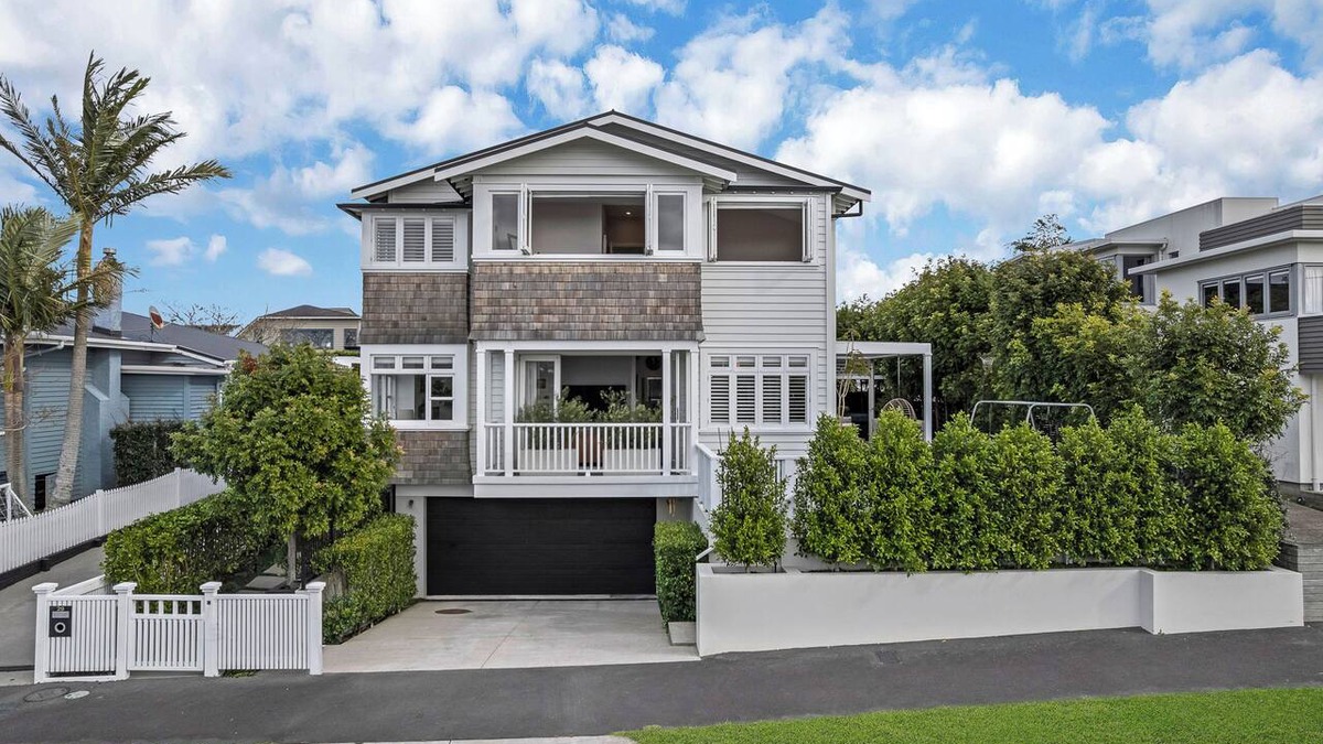 Narrow Neck House | Hamptons House by Narrow Neck Beach