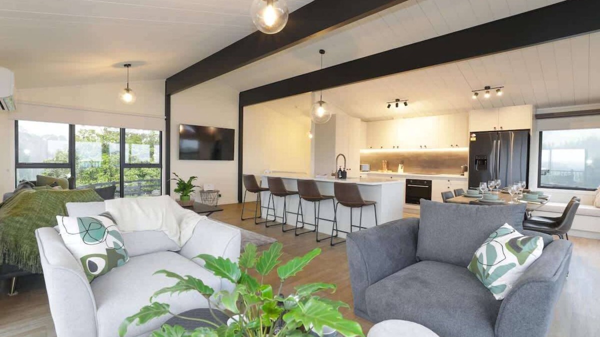 Hamurana House | Hamurana Views - Spa, Lake Views, Sleeps 12
